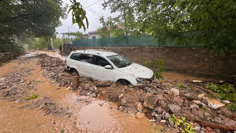 Niğde'de sel: 3 araç sele kapıldı, 1 kişi hayatını kaybetti